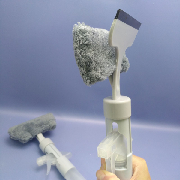 Стеклоочиститель - скребок 3 в 1 с распылителем и моющей насадкой из микроволокна / Стекломой, водосгон скребок для авто с распылителем